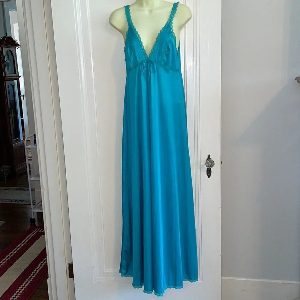 Vtg 70s Formfit Rogers turquoise‎ blue long nylon nightgown with lace details